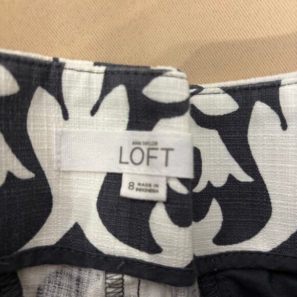 Loft size 8 LOFT Women’s Shorts Size 8 Navy White Floral Scroll Print - Picture 3 of 3
